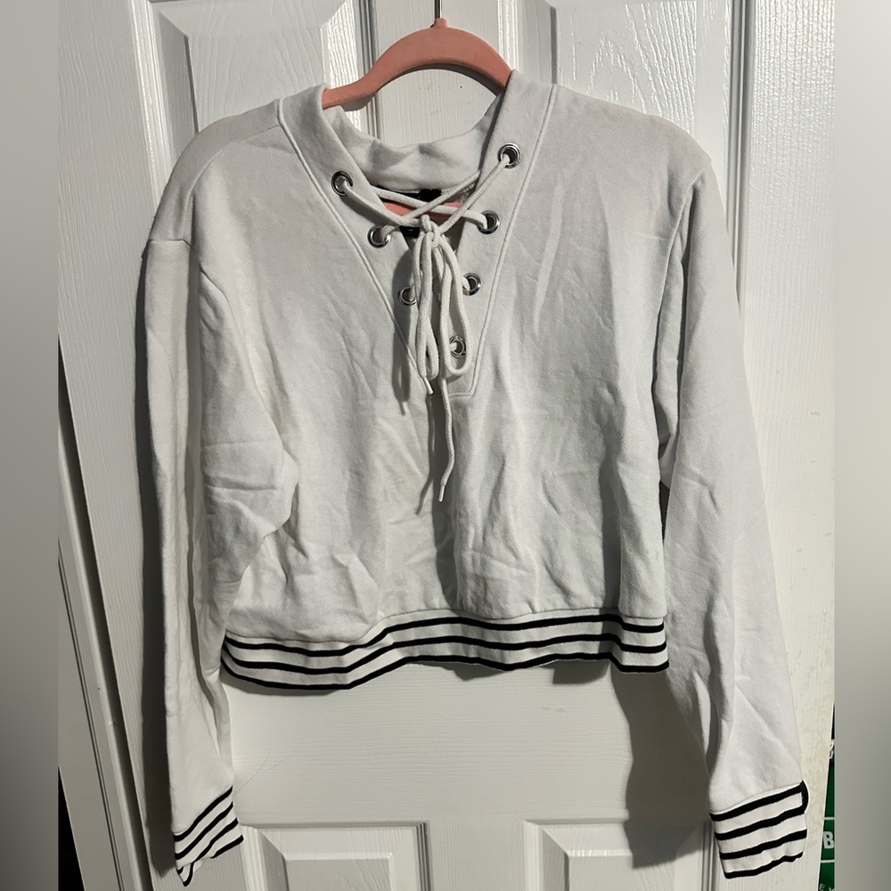 🎀 Beautiful basic tie up sweater. ❤️